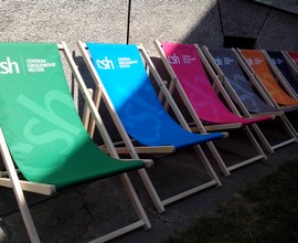 tumbona con logotipo