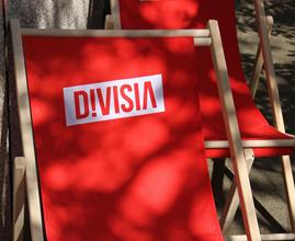 tumbonas publicitarias rojas con logotipo de empresa