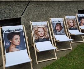 tumbonas publicitarias con cubierta de revista